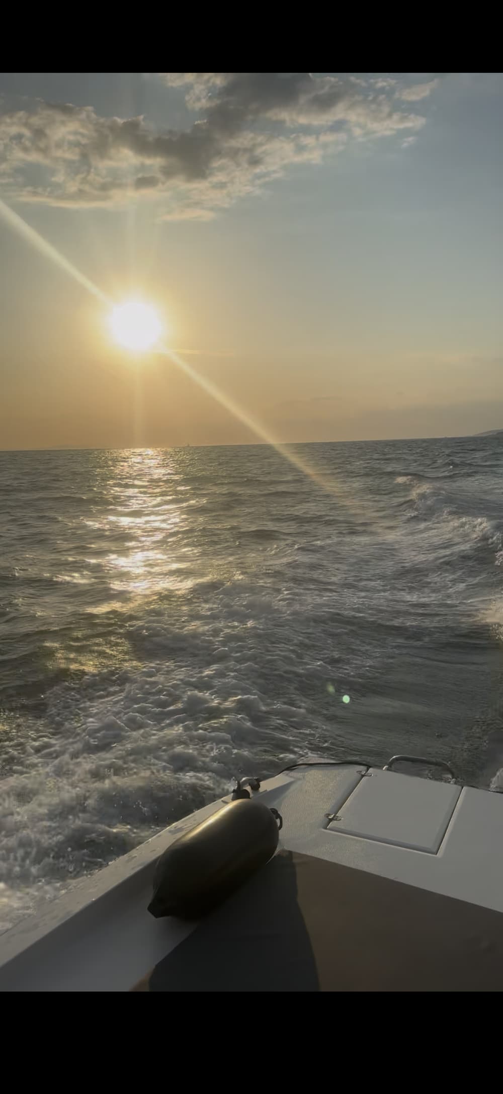 Cruzeiro ao pôr do sol perto da praia de Vrachos