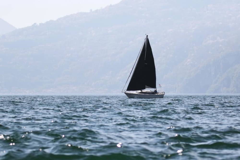 Zeilen in het hart van het Comomeer