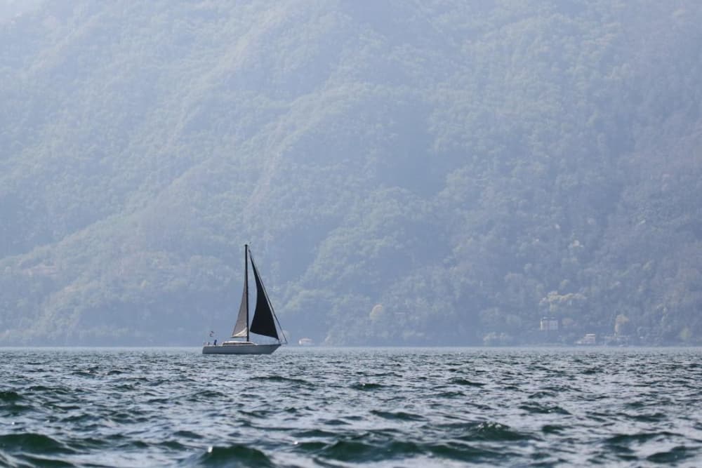 Zeilen in het hart van het Comomeer