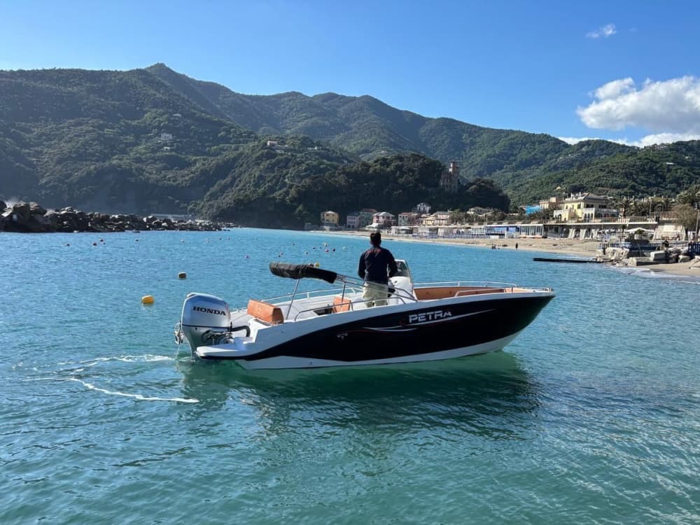 De dichtersroute per boot: Portovenere, Palmaria-eiland en snorkelen in het blauwe water.