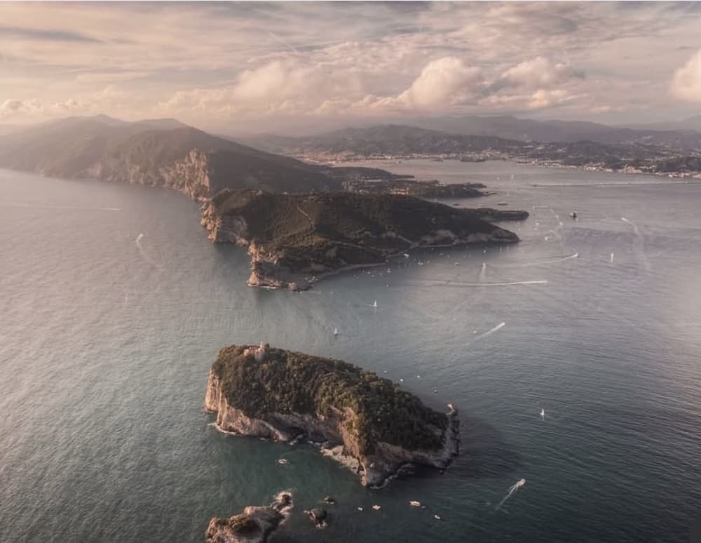 De dichtersroute per boot: Portovenere, Palmaria-eiland en snorkelen in het blauwe water.