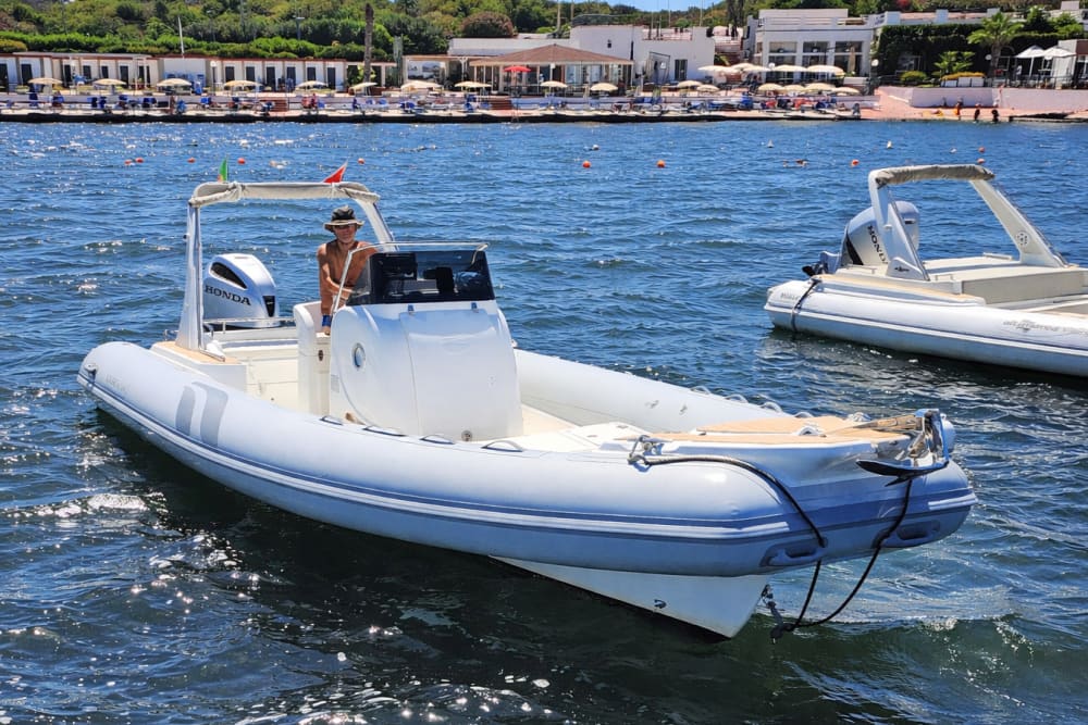 Favignana per bijboot – een halve dag langs de baaien