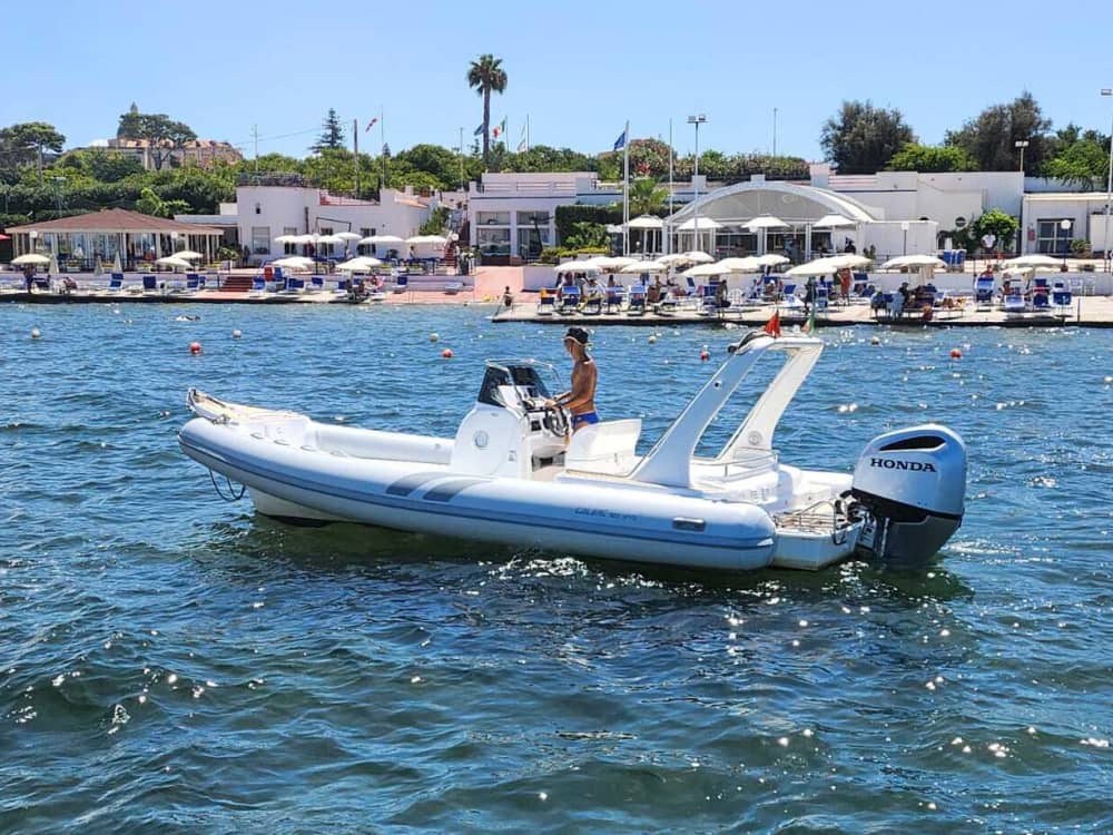 Favignana per bijboot – een halve dag langs de baaien