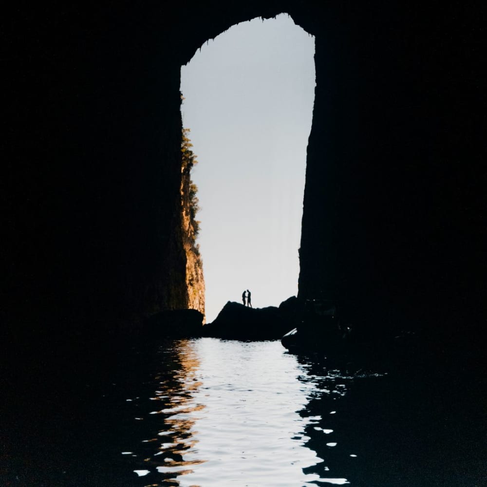 Escursione in barca di mezza giornata all'isola di Sazan, alla grotta di Haxhi Ali e a Karaburun