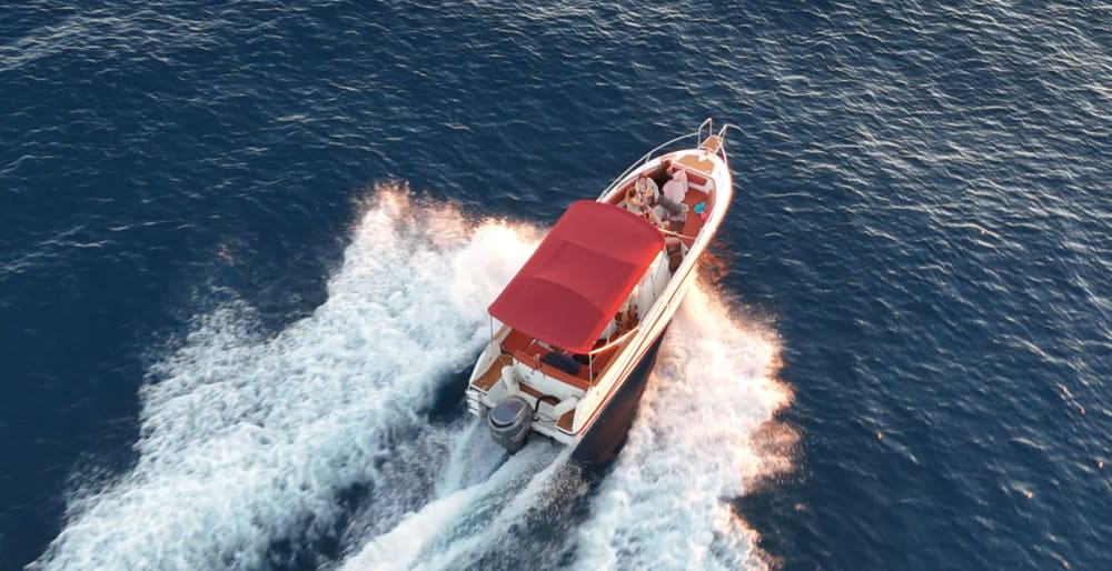 Makarska: Privé boottocht bij zonsondergang: zwemmen, dronefoto's, quiz en cadeautjes!