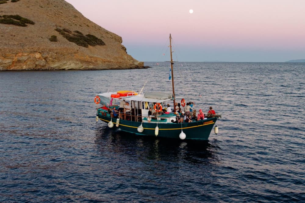 Passeio de barco privado de 8 horas – Experiência de dia inteiro na Ática Oriental e Riviera Ateniense