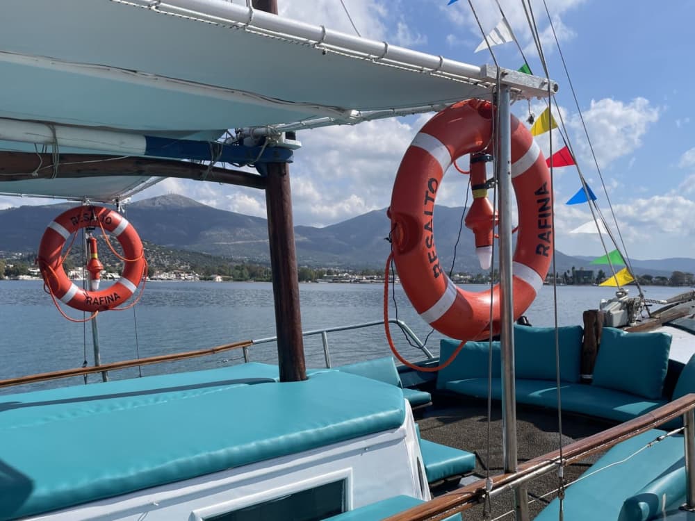 Passeio de barco privado de 8 horas – Experiência de dia inteiro na Ática Oriental e Riviera Ateniense