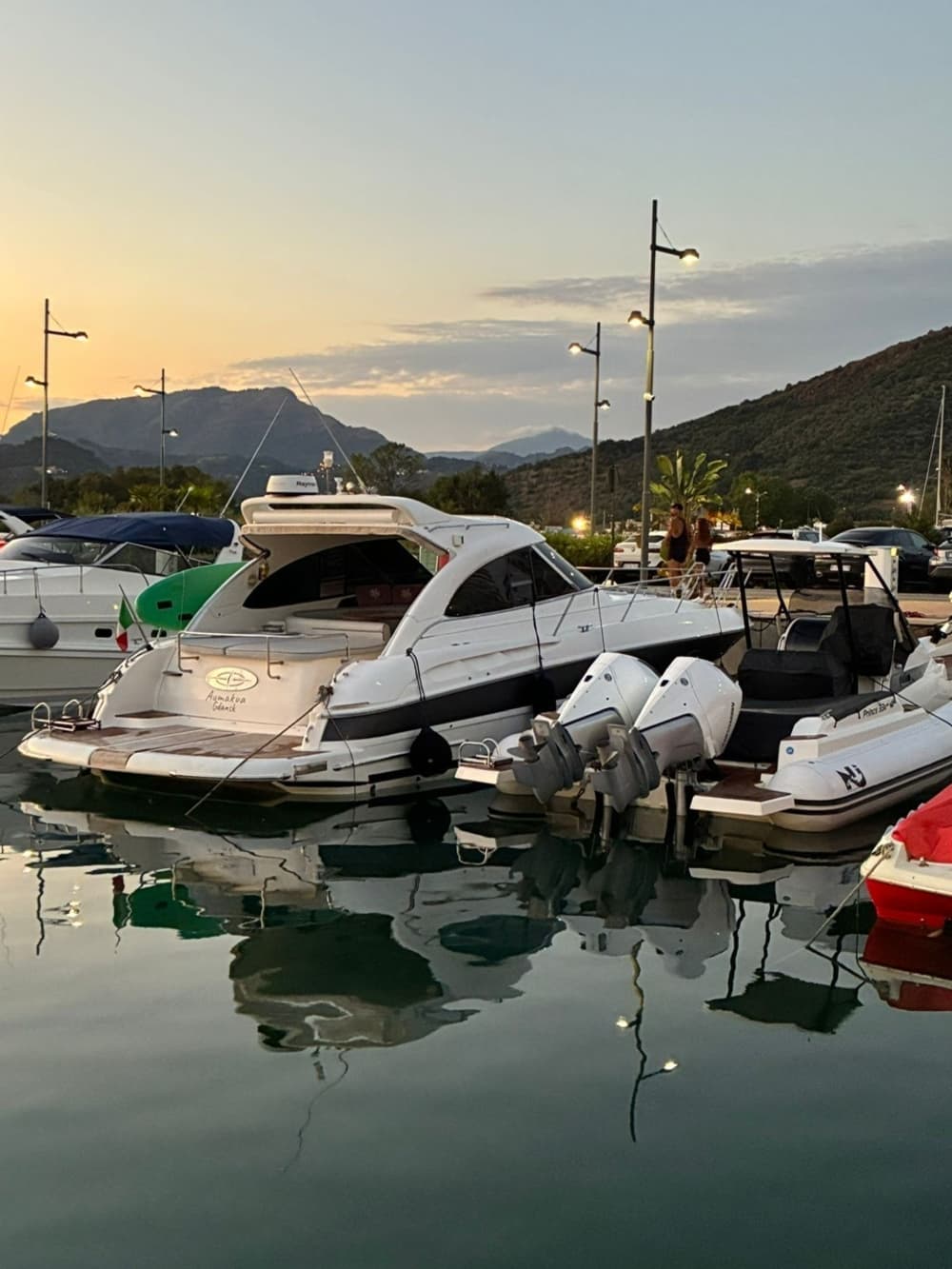 A magia de Capri e dos Faraglioni vista de barco.