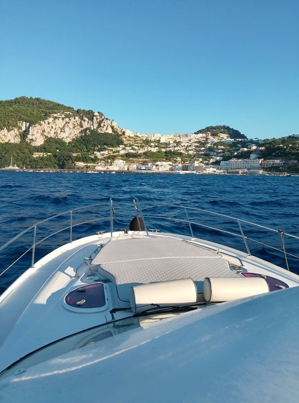 A magia de Capri e dos Faraglioni vista de barco.