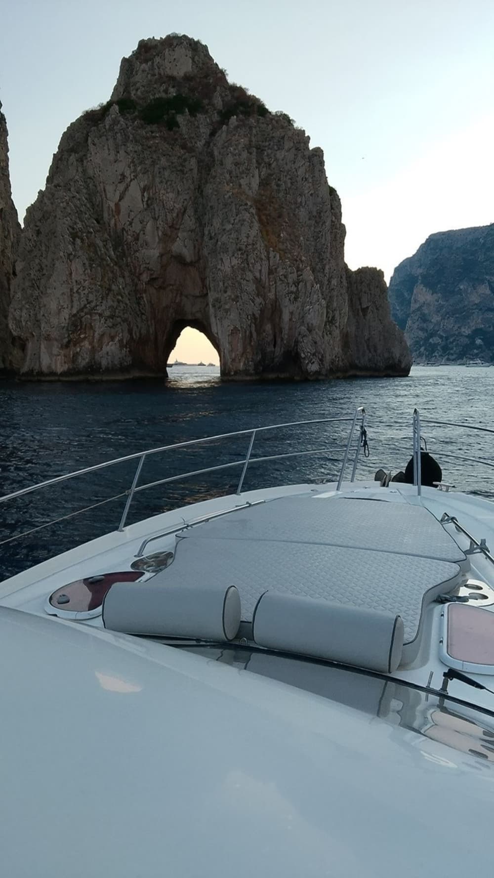 A magia de Capri e dos Faraglioni vista de barco.