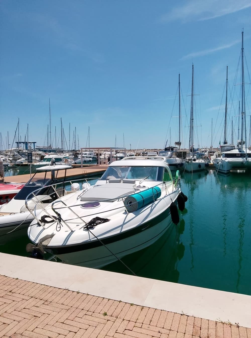 A magia de Capri e dos Faraglioni vista de barco.
