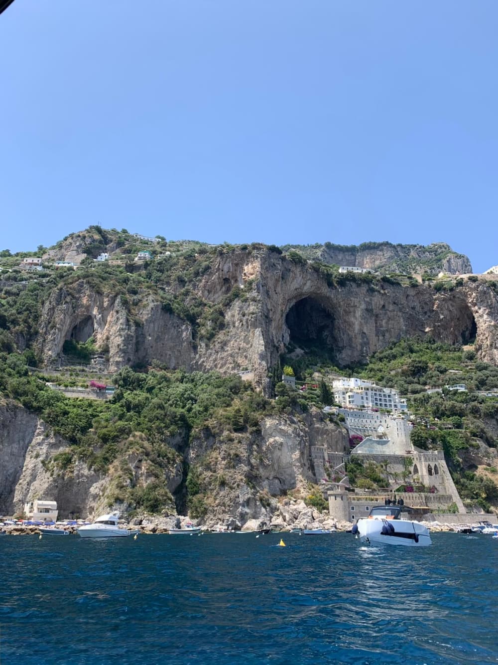 A magia de Capri e dos Faraglioni vista de barco.