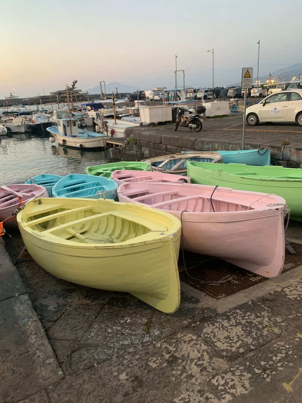 A magia de Capri e dos Faraglioni vista de barco.