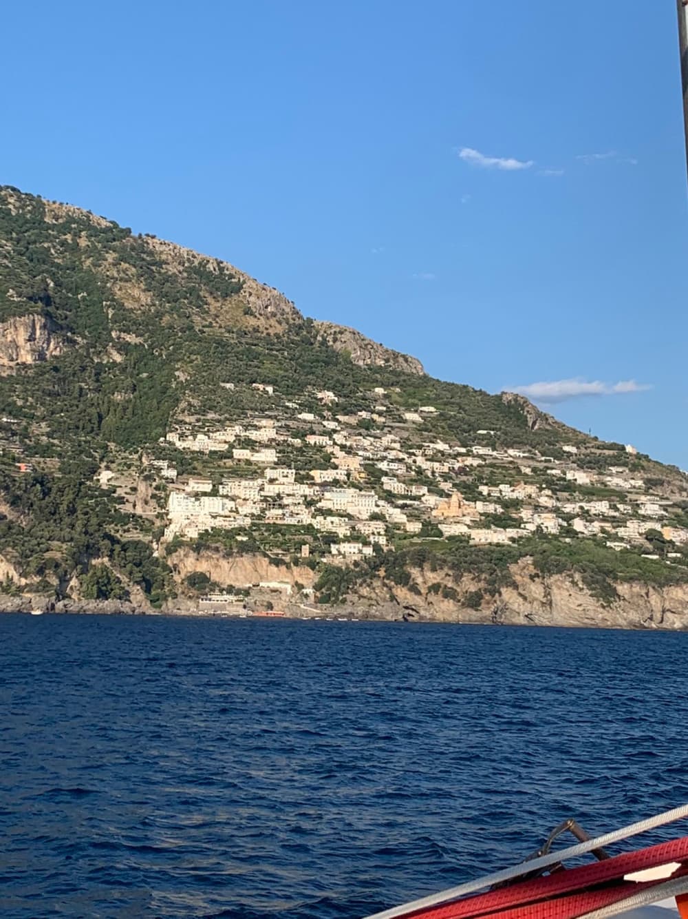 A magia de Capri e dos Faraglioni vista de barco.