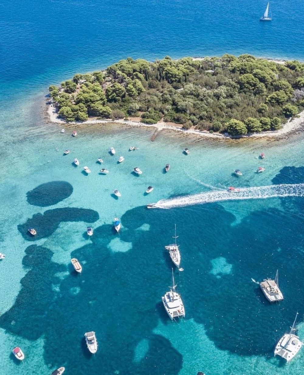 Blue Lagoon 3 islands private speedboat tour from Split