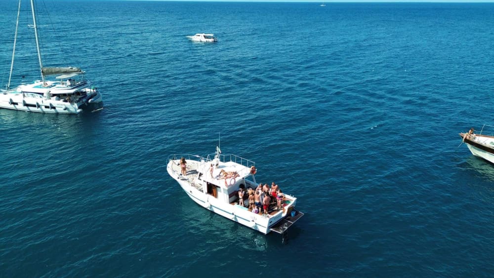 Mezza Giornata tra Snorkeling, Grotte e Baie da Sogno