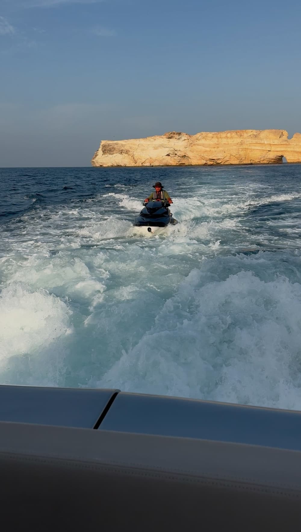 Esperienza di lusso in yacht a Bandar Al Khairan con avvistamento di delfini, tartarughe e snorkeling (fino a 6 ospiti)
