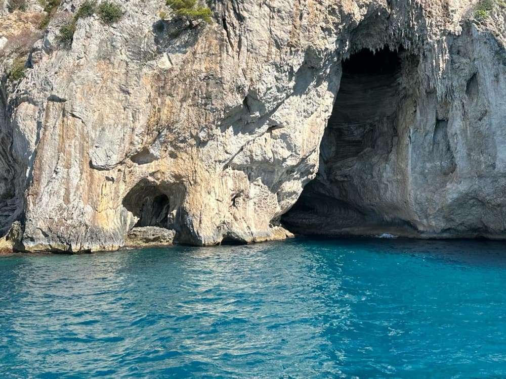 Prywatna wycieczka łodzią wokół Capri i Nerano otwartą łodzią