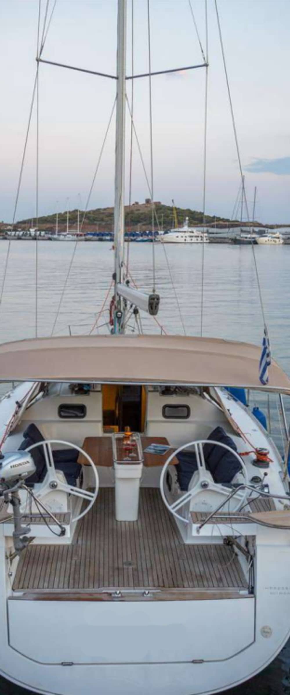 Hersonissos, tour in barca a vela di 4 ore per piccoli gruppi con pasti e bevande (10 ospiti)