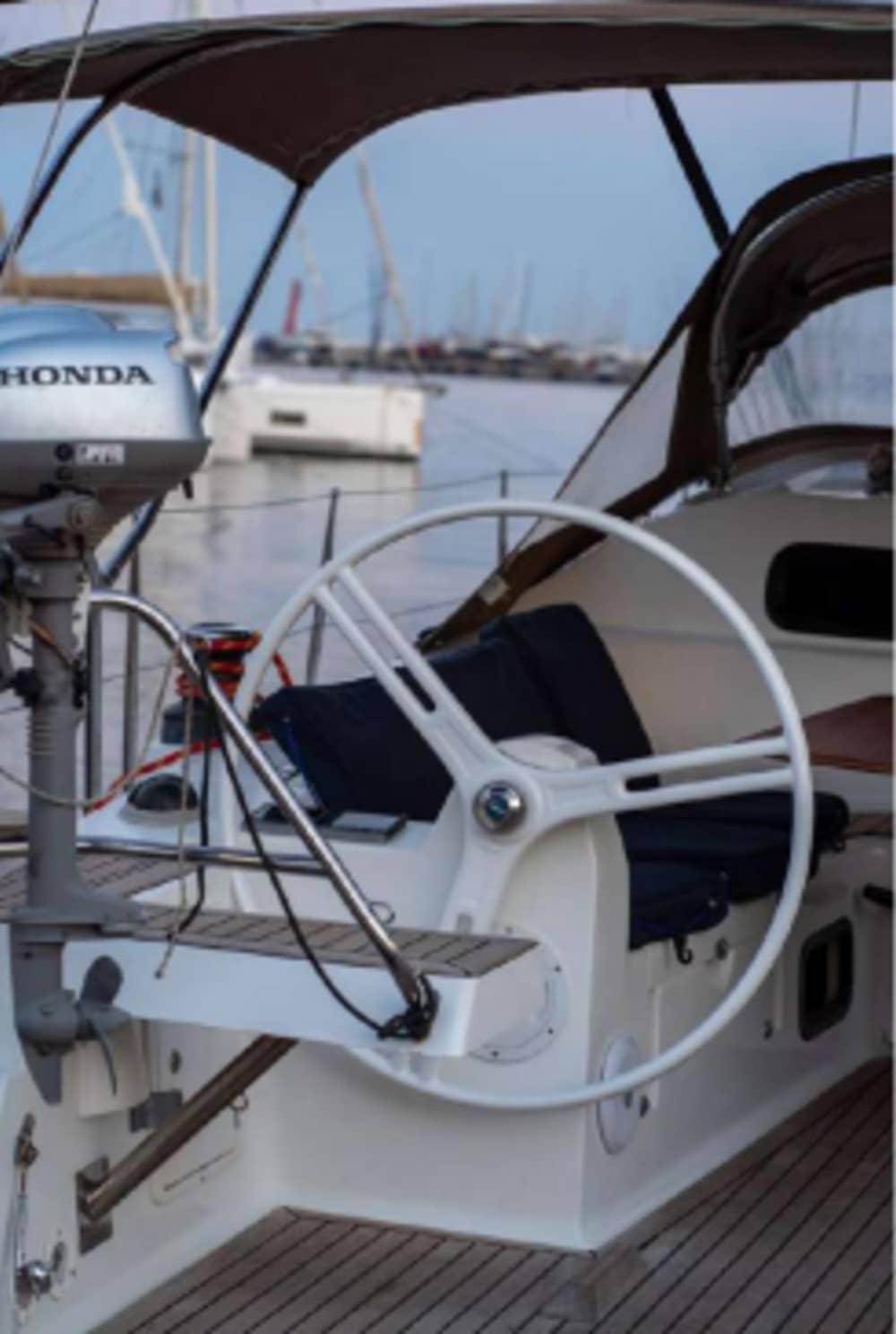 Hersonissos, tour in barca a vela di 4 ore per piccoli gruppi con pasti e bevande (10 ospiti)