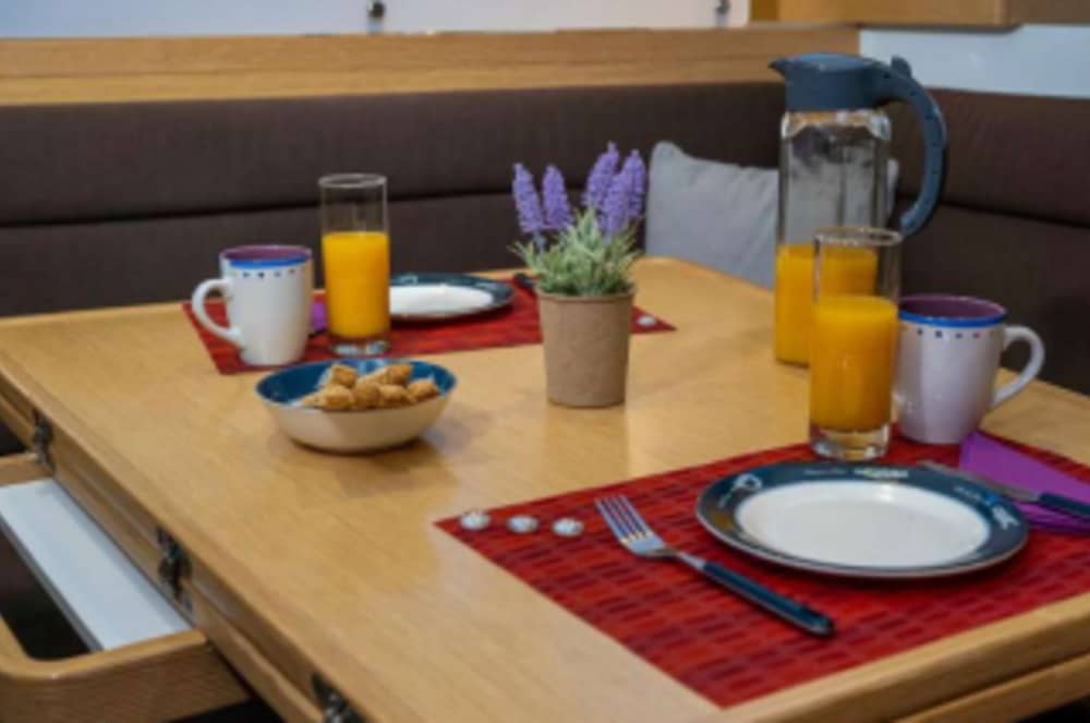 Hersonissos, tour in barca a vela di 4 ore per piccoli gruppi con pasti e bevande (10 ospiti)