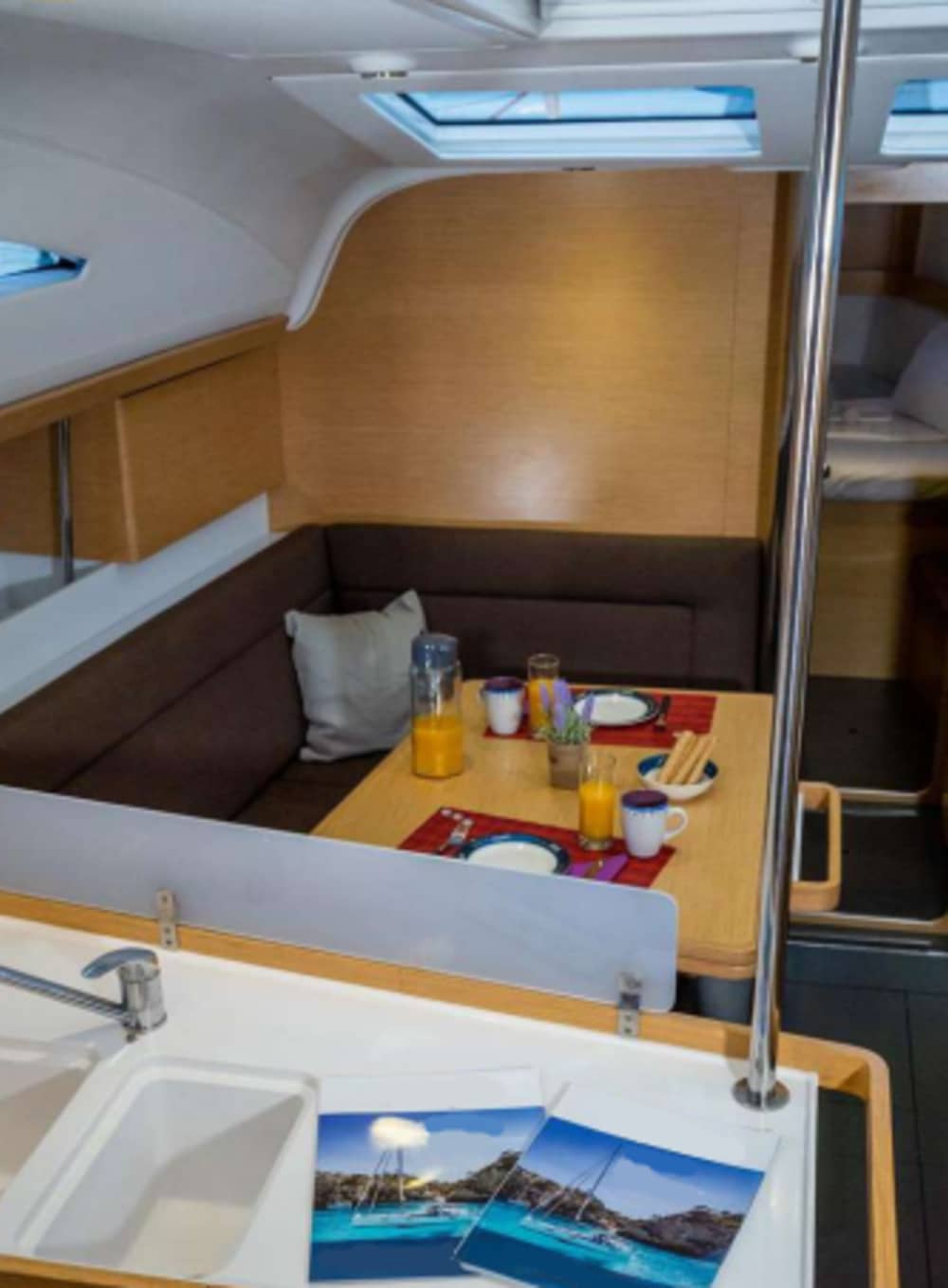 Hersonissos, tour in barca a vela di 4 ore per piccoli gruppi con pasti e bevande (10 ospiti)