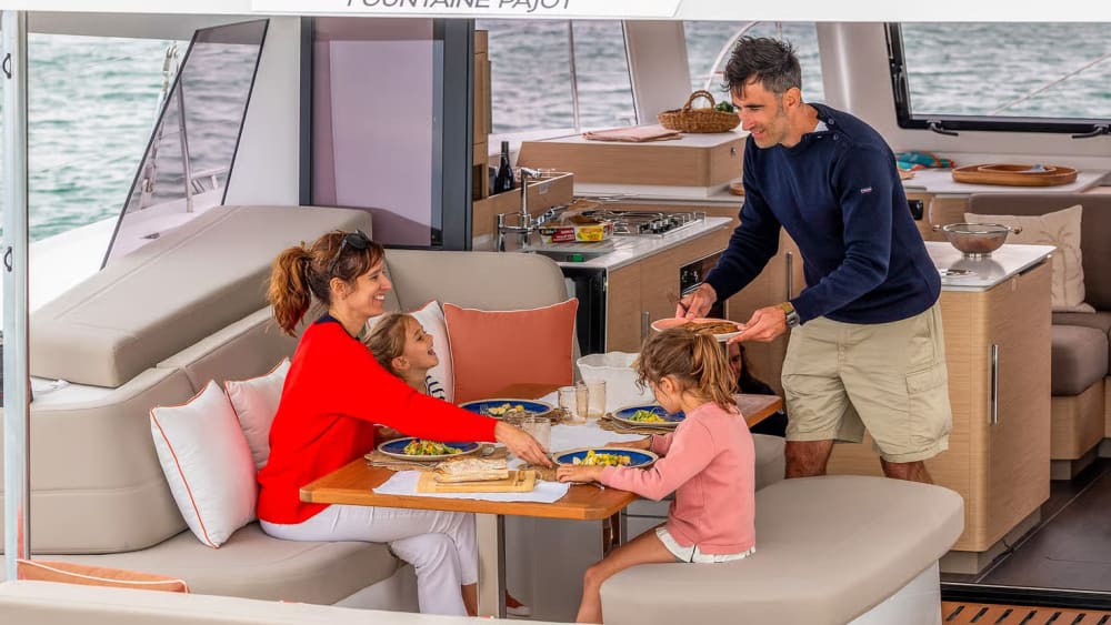 Fünfstündige private Luxuskreuzfahrt am Morgen entlang der Strände von Nafplio mit dem Katamaran Marta