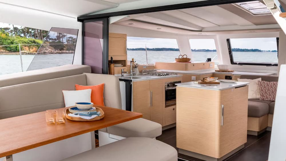 Fünfstündige private Luxuskreuzfahrt bei traumhaftem Sonnenuntergang in Nafplio mit dem Katamaran Marta