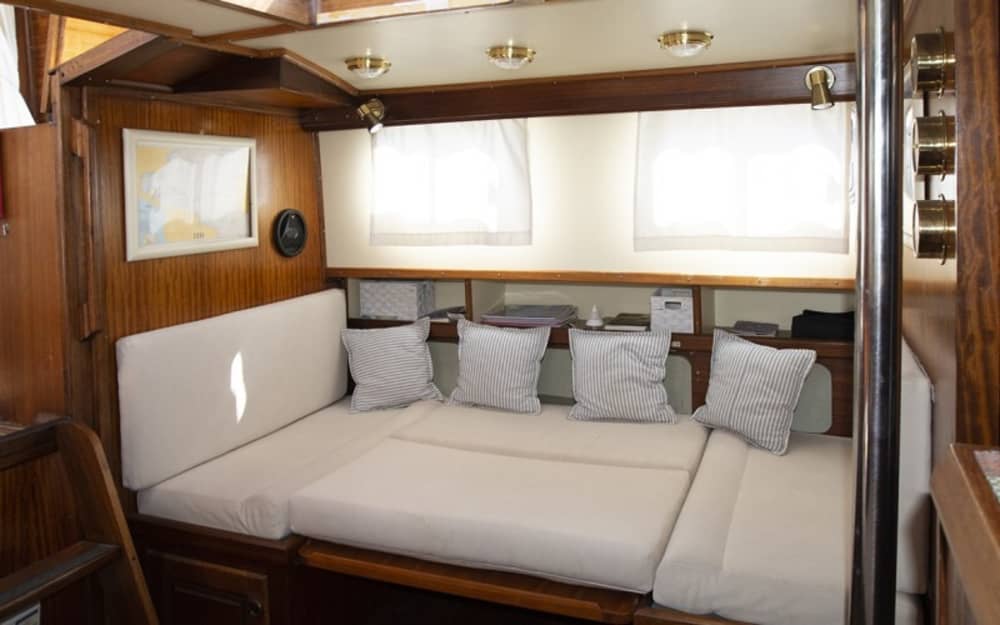 Expérience minorquine en llaut : découvrez les grottes cachées de Fornells