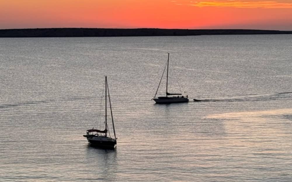 Croisière au coucher du soleil : l'heure dorée en mer