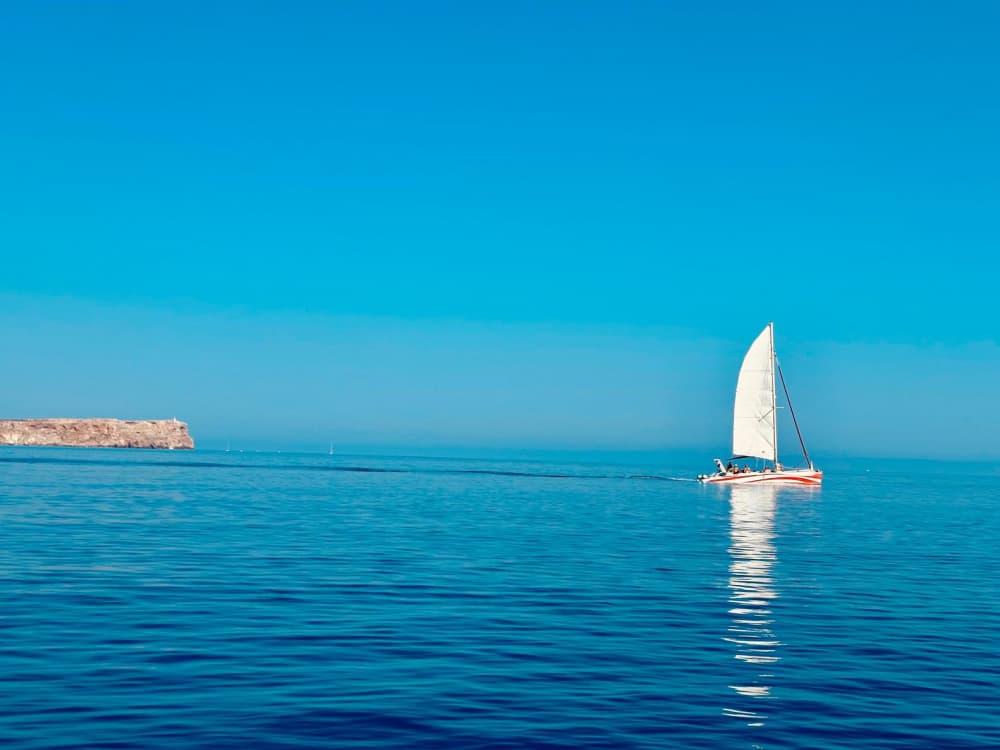 Excursion en catamaran avec plongée en apnée dans la réserve marine de Minorque (7 heures)