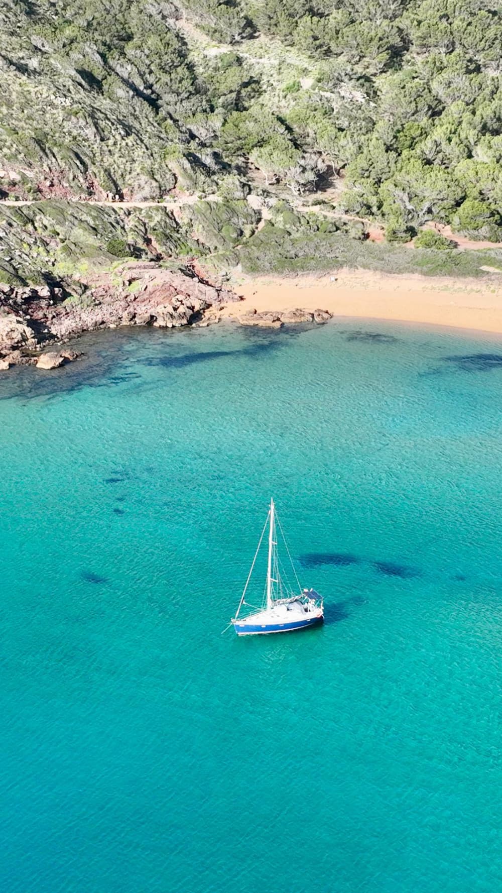 Excursion en catamaran avec plongée en apnée dans la réserve marine de Minorque (7 heures)