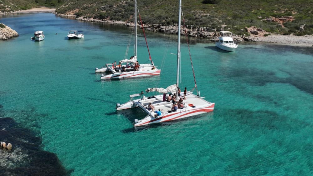 Excursion en catamaran avec plongée en apnée dans la réserve marine de Minorque (7 heures)