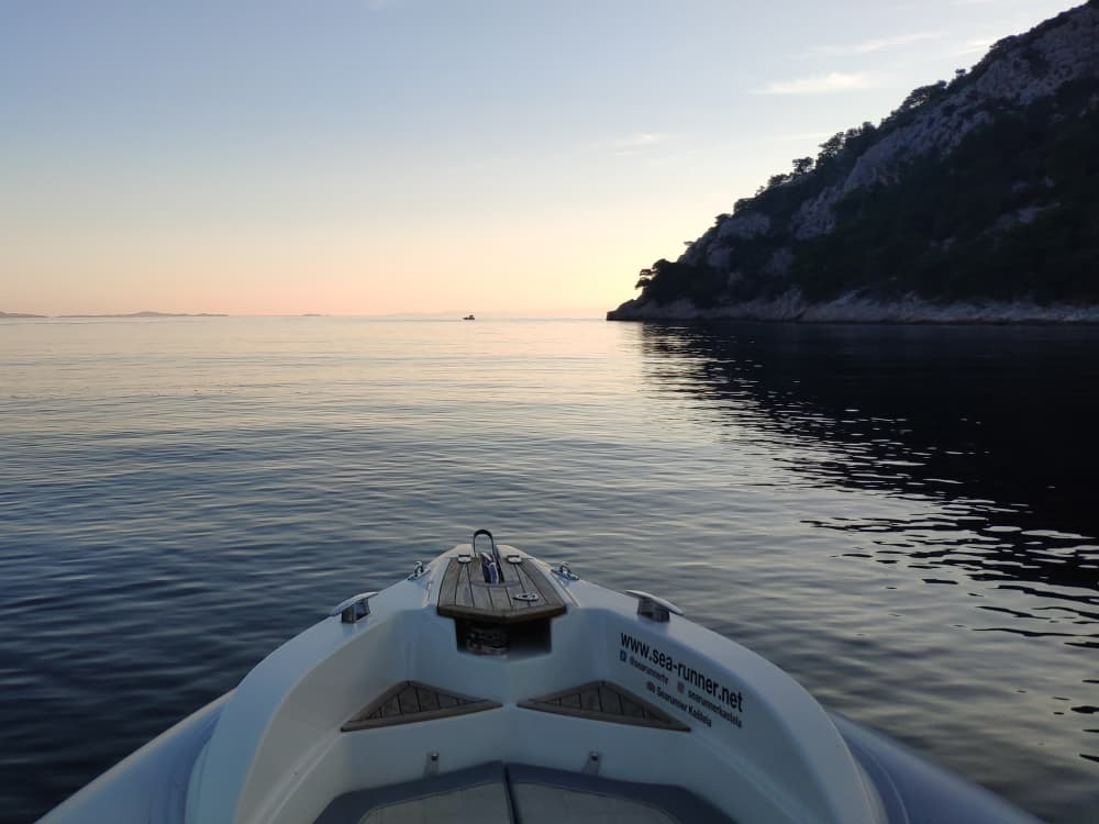 Ganztägige private Bootstour zur Blauen Lagune, Stadt Trogir, Insel Šolta und Insel Brač