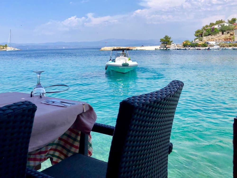 Meio dia entre ilhas e lagoas azuis