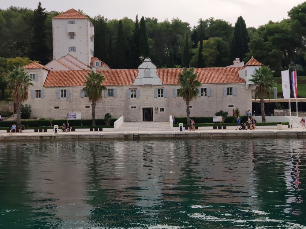 Meio dia entre ilhas e lagoas azuis