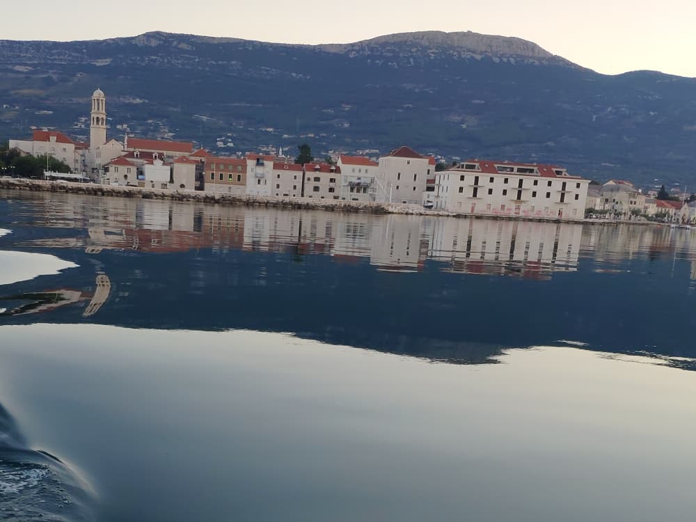 Meio dia entre ilhas e lagoas azuis