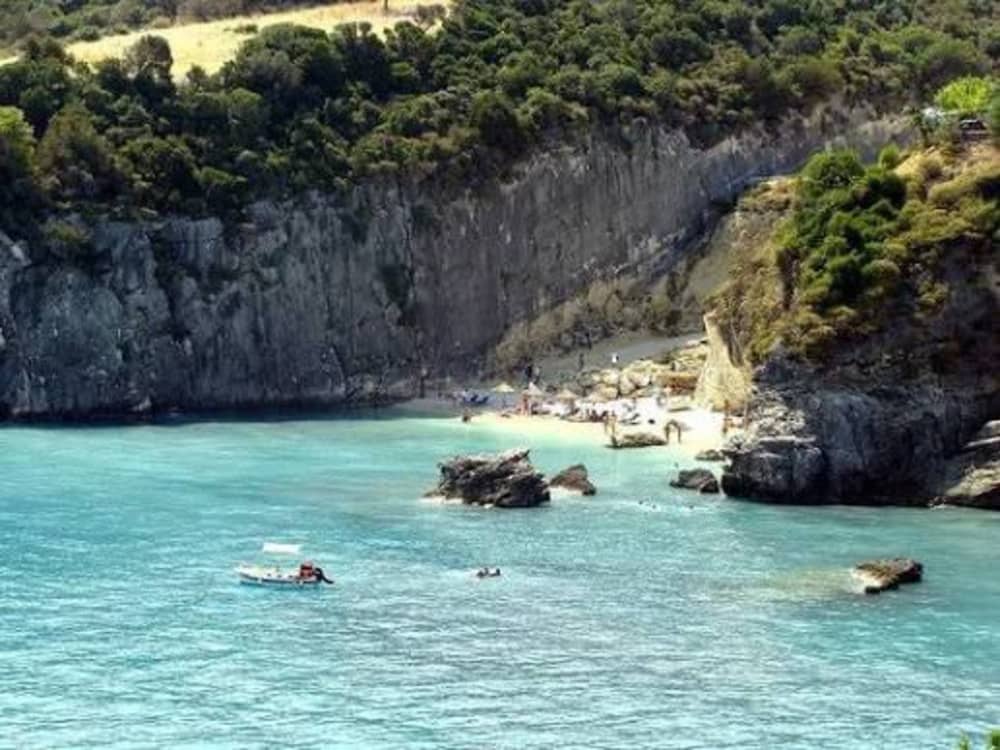 Escapada pela costa norte de Zakynthos: Naufrágio, Grutas Azuis e Locais Escondidos para Nadar
