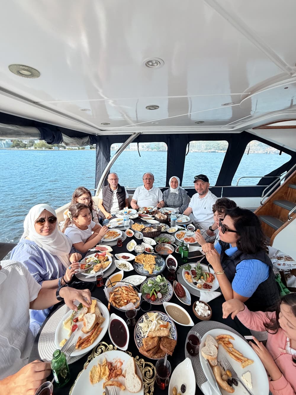 Croisière privée en yacht avec petit-déjeuner – 2 heures pour 4 personnes