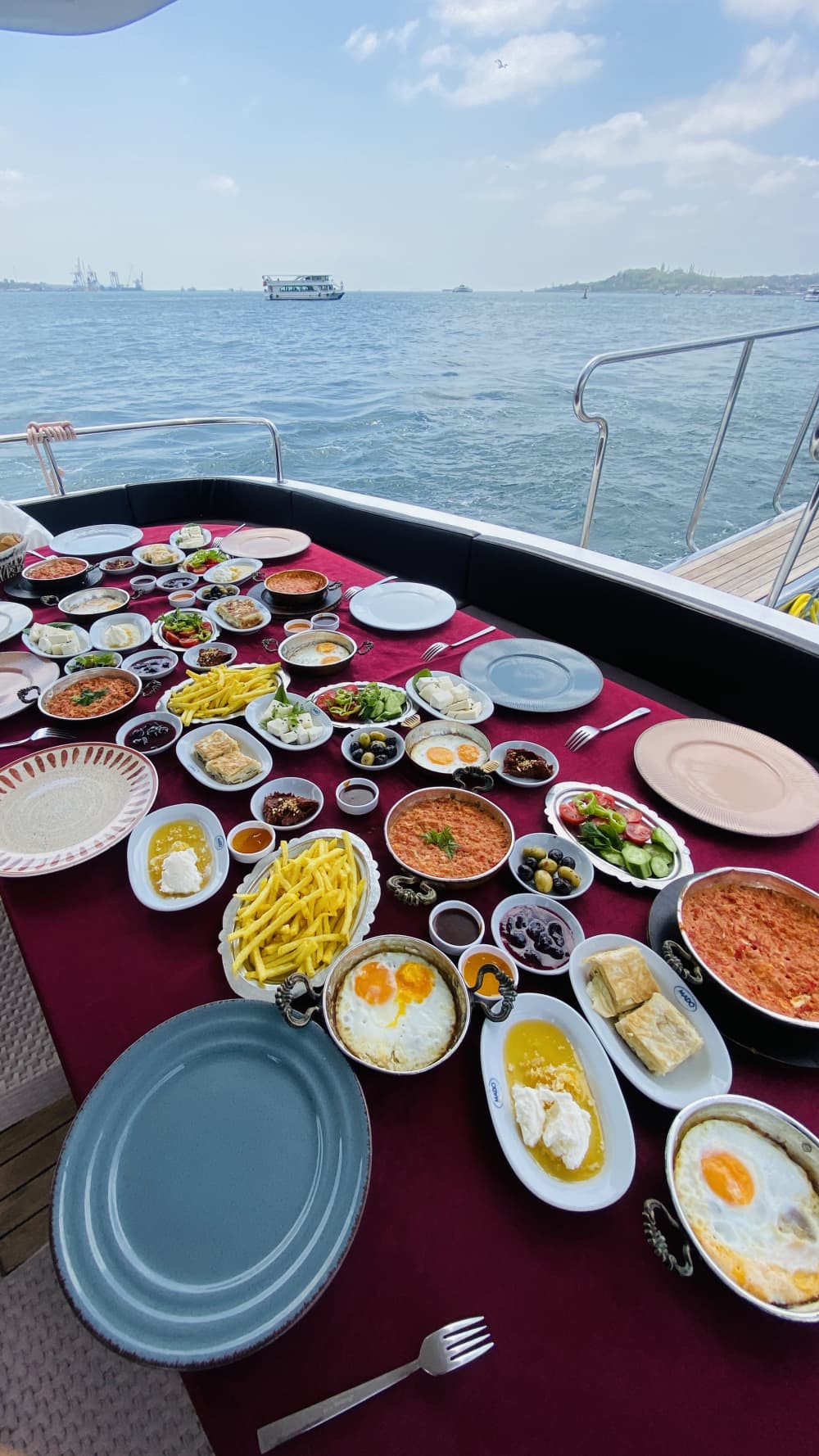 Croisière privée en yacht avec petit-déjeuner – 2 heures pour 4 personnes