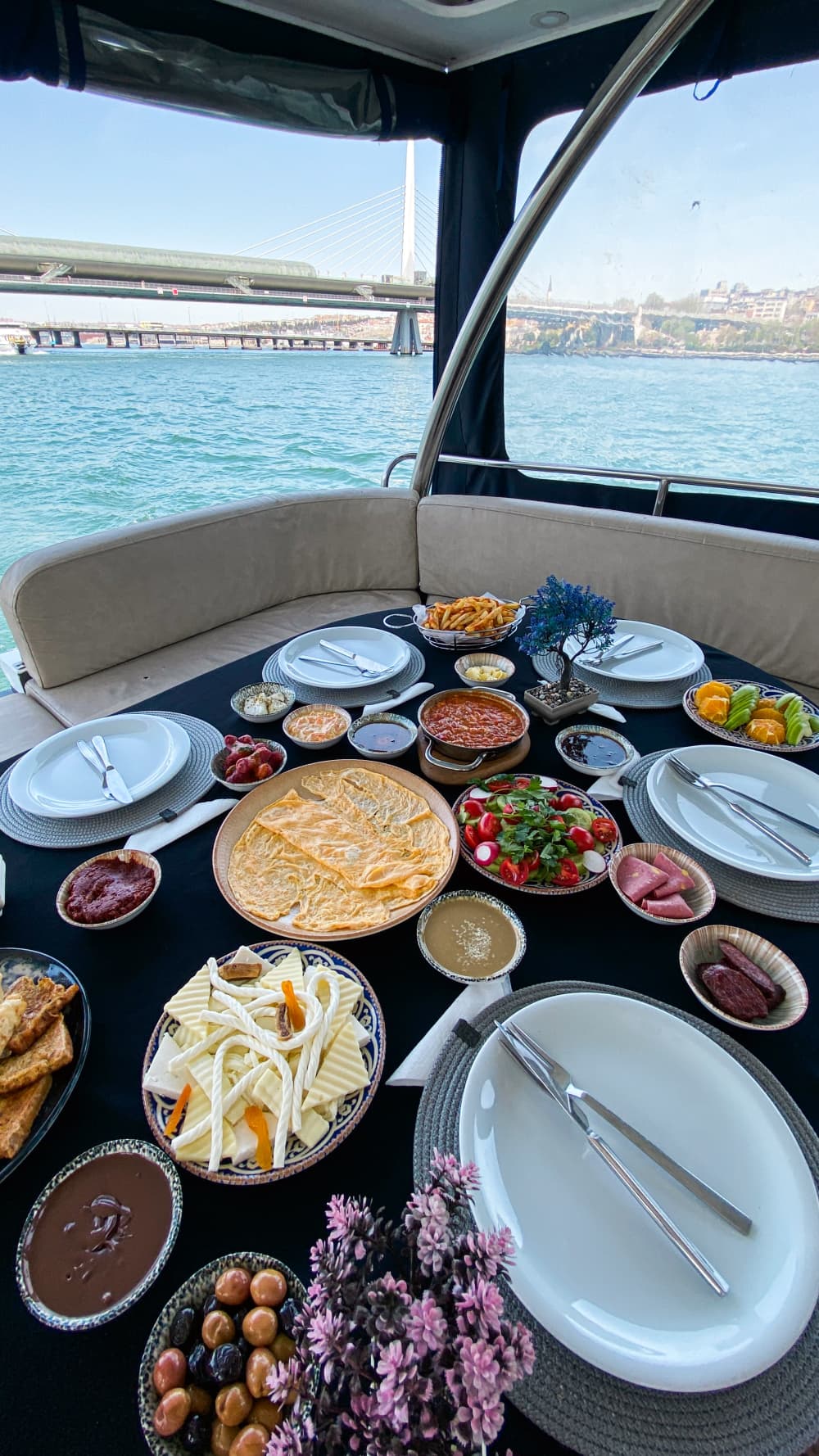 Croisière privée en yacht avec petit-déjeuner – 2 heures pour 4 personnes