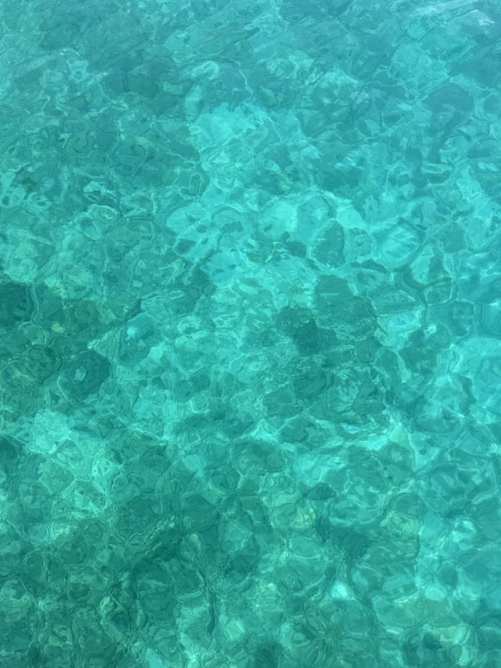 Уединенный отдых на Адриатике на традиционной деревянной лодке.