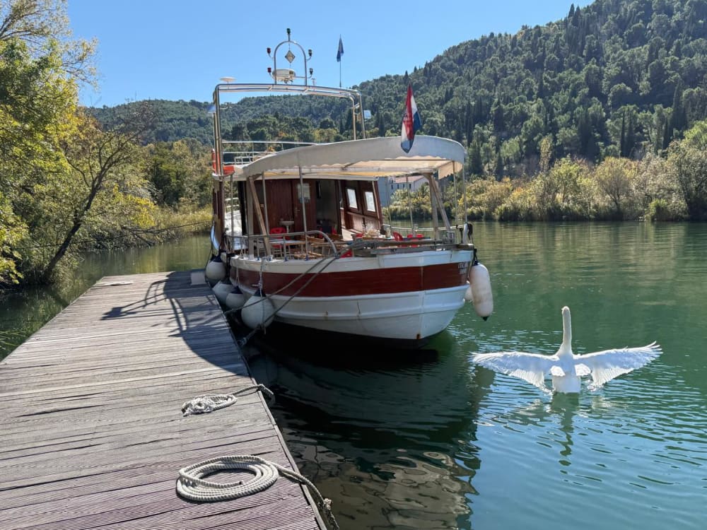 Уединенный отдых на Адриатике на традиционной деревянной лодке.