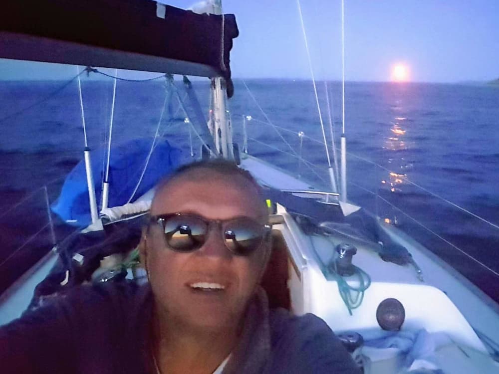 Experiencia de navegación de día completo en velero en Antibes.