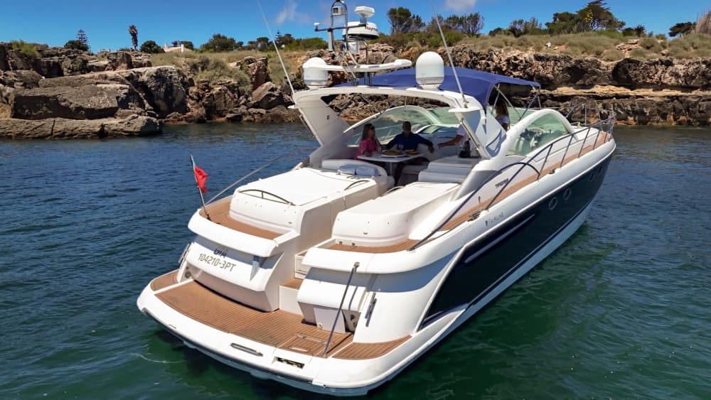 6-stündiger privater Bootscharter in Cascais – Entdecken Sie die Küste stilvoll