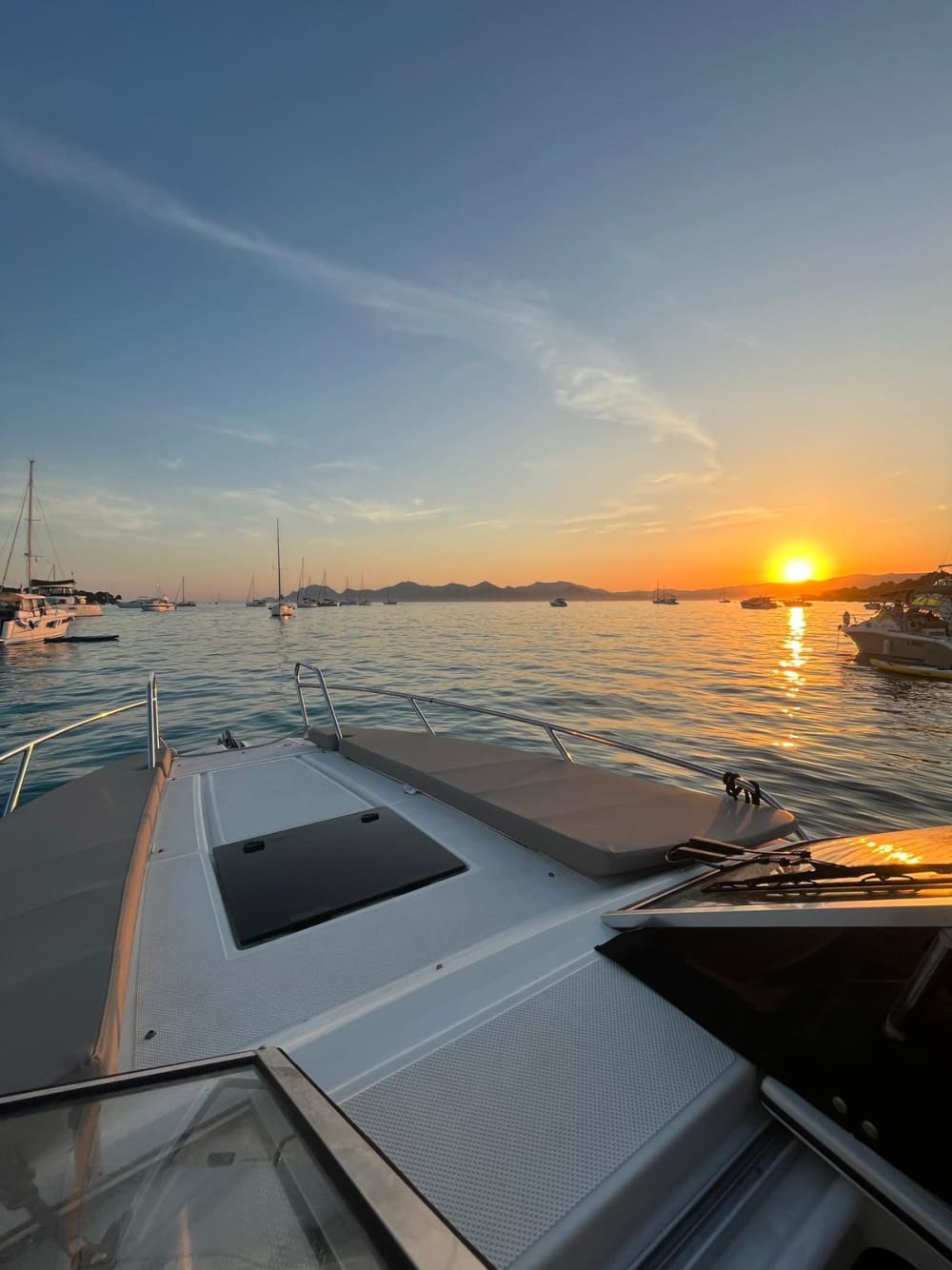 Μια εξαιρετική μέρα στη θάλασσα μεταξύ Αντίμπ και Καννών