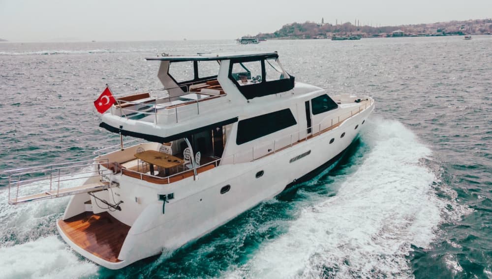 Croisière privée en yacht de luxe – Expérience sur le Bosphore
