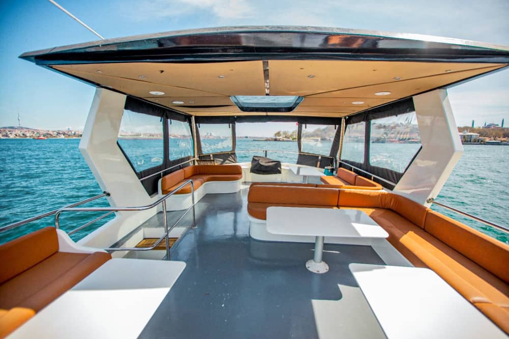 Croisière privée en yacht de luxe – Expérience sur le Bosphore