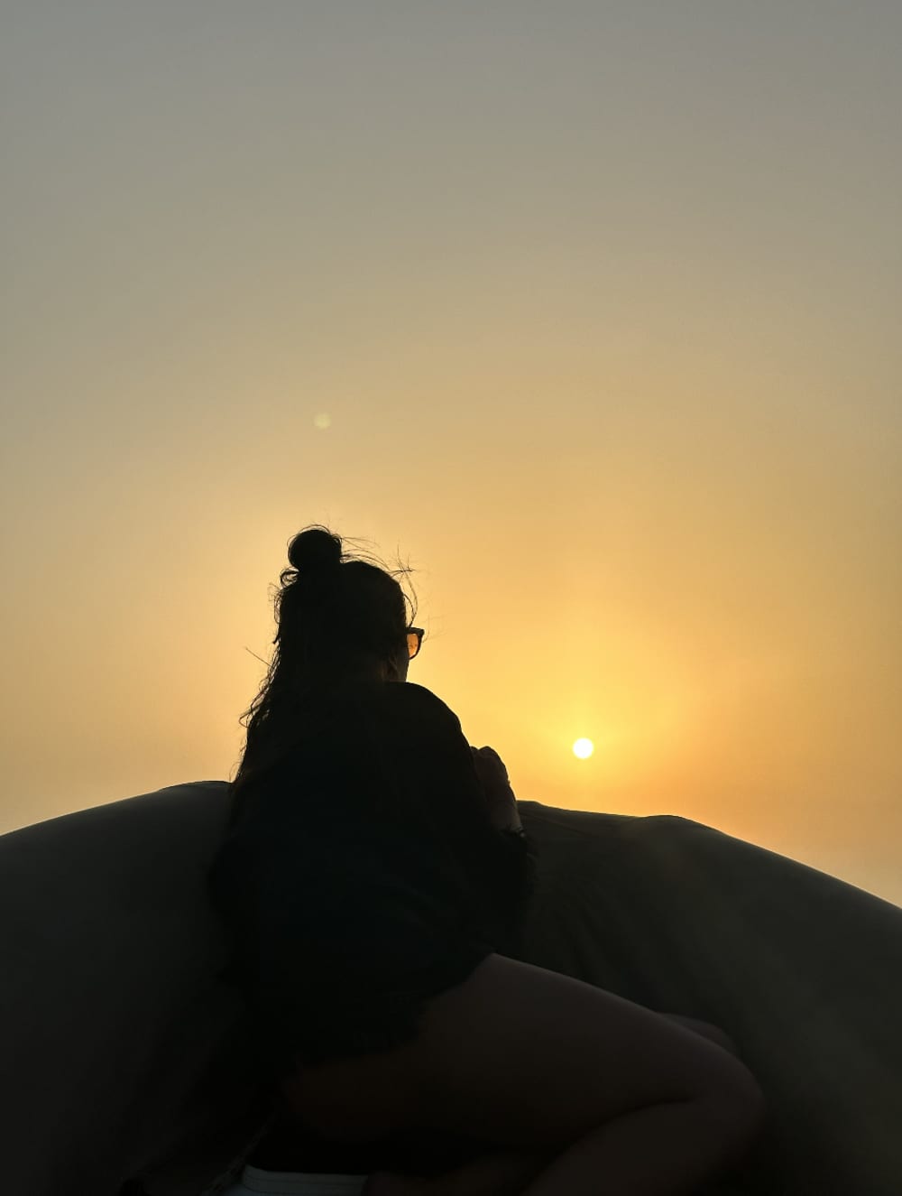 Nascer do sol no mar e observação privada de golfinhos.