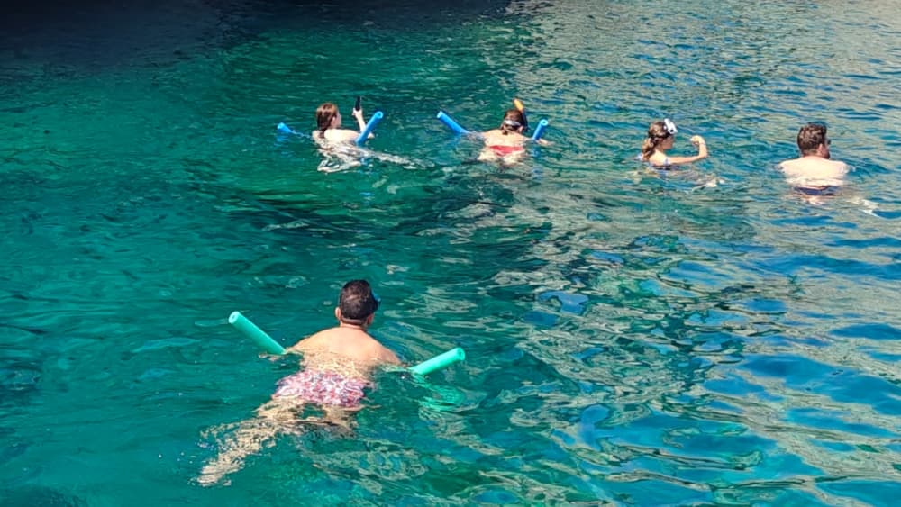 Experiencia privada en barco en Rodas: Bahía de Anthony Quinn y cuevas de Afandou